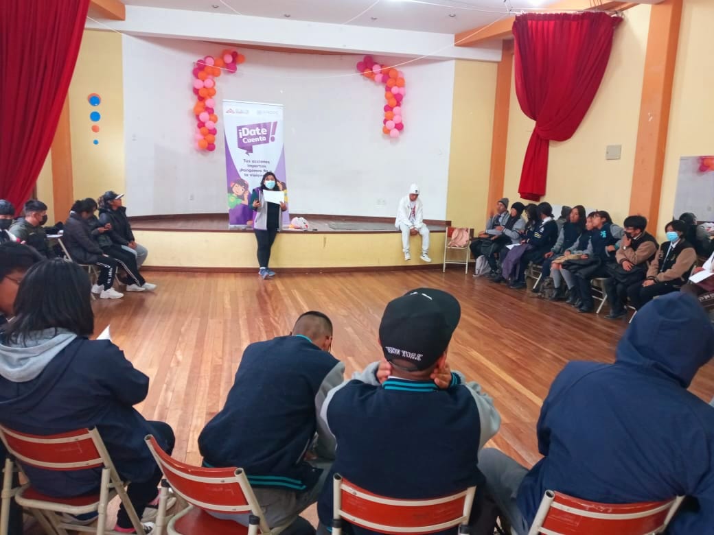 UNODCBolivia's tweet photo. Con apoyo técnico de @UNODCBolivia🇧🇴, se da inicio al 2do ciclo de capacitaciones para adolescentes de los distritos 2, 3, 5 y 8 de #ElAlto, para prevenir la #ViolenciaDeGenero y la delincuencia, a través de la metodología #LineUpLiveUp
#DateCuenta
#PongamosFinALaViolencia https://t.co/EHIEw6D5Q2