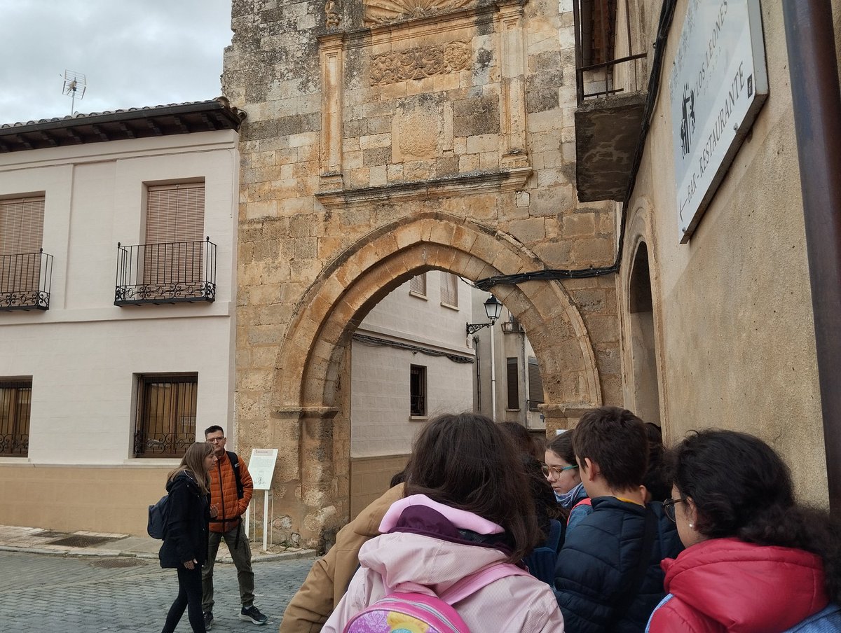 CrieBerlanga's tweet photo. Por la mañana el alumnado de @cracanadareal @_RufinoBlanco_ #CRARiberadeCañedo
han investigado sobre los monumentos de Berlanga a través de una gynkana por equipos. También han ampliado su vocabulario #saetera #tronera #jurisdiccion @CrieBerlanga @CFIEdeSoria @educacyl https://t.co/nEfzF1xvqr