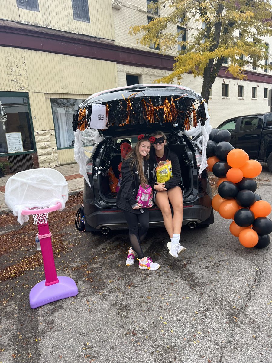 Alma College Women's Basketball (@almascotswbb) on Twitter photo Trunk or Treat in downtown Alma 👻🎃 Trunk or Treat in downtown Alma 👻🎃