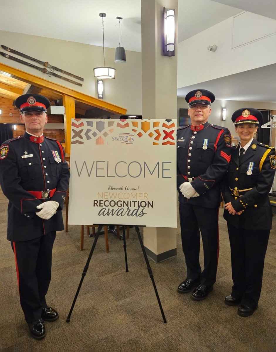 Deputy Chief Sutton and Ceremonial Unit members Vandersar and Mason are proud to attend the 11th annual Newcomer Recognition Awards hosted by @simcoecounty. Congratulations to all the community champions being celebrated tonight!
#CelebratingDiversity #MakingADifference