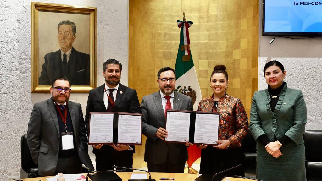 IPN_MX's tweet photo. Este día se llevó a cabo el Encuentro Estratégico y Colaborativo entre el @cesacdmx y el IPN. En la reunión, se dio a conocer la propuesta de programa de trabajo para 2024 por parte de @leo_poblete, director del Fondo para el Desarrollo Económico y Social de la CDMX, y secretario técnico del CESA, quien junto con el director general del IPN, @ArturoReyesS_, firmó un Convenio General de Colaboración.
Con estos esfuerzos conjuntos se avanza en mejoras para la CDMX y su ciudadanía. ¡Huélum!