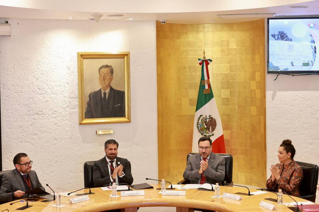 IPN_MX's tweet photo. Este día se llevó a cabo el Encuentro Estratégico y Colaborativo entre el @cesacdmx y el IPN. En la reunión, se dio a conocer la propuesta de programa de trabajo para 2024 por parte de @leo_poblete, director del Fondo para el Desarrollo Económico y Social de la CDMX, y secretario técnico del CESA, quien junto con el director general del IPN, @ArturoReyesS_, firmó un Convenio General de Colaboración.
Con estos esfuerzos conjuntos se avanza en mejoras para la CDMX y su ciudadanía. ¡Huélum!
