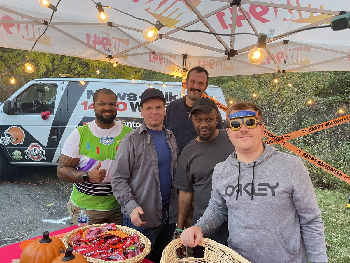 Mix941Radio's tweet photo. Thanks for coming out to #TrunkOrTreat ‘23. Shout out @CantonParks_Rec and our friends at #Kimble. Biggest crowd ever. What a night! 🎃 🍭 🍫 🧙♀️ 👻 https://t.co/oWBvLg35dv https://t.co/wj3j6rOHIt