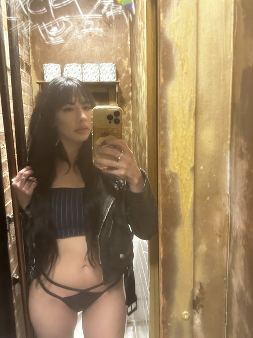 Why do the best fish and chips places have bathrooms that look like this? https://t.co/aF9fQtS0kt