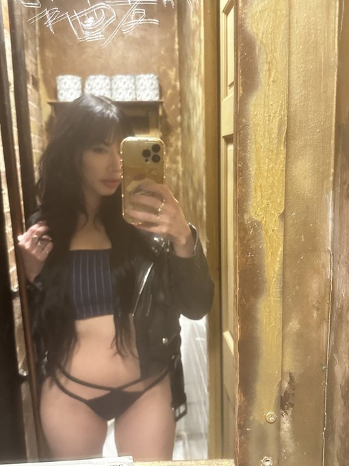 Why do the best fish and chips places have bathrooms that look like this? https://t.co/aF9fQtS0kt