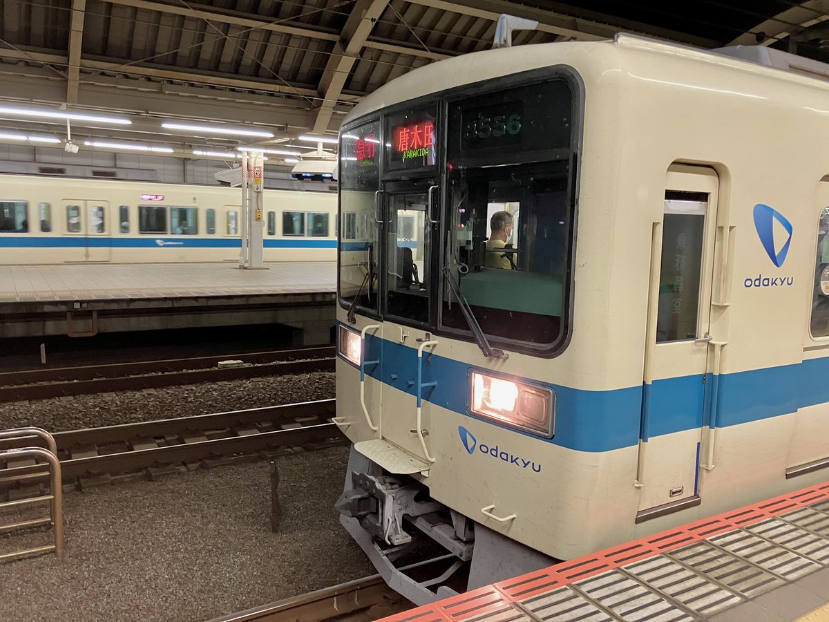 OER2052F's tweet photo. これが最後の記録になるかもしれないと思い、昨晩(2023/10/26)経堂にて撮影。通勤(本職)先が霞ヶ関近くではなく「新宿」界隈であれば、もしかしたら狙っていたのかもしれない…
#小田急8000形
#8256F
#ありがとう8256F
#世田谷の鉄道画像を貼れ https://t.co/NxwuZwU5jy
