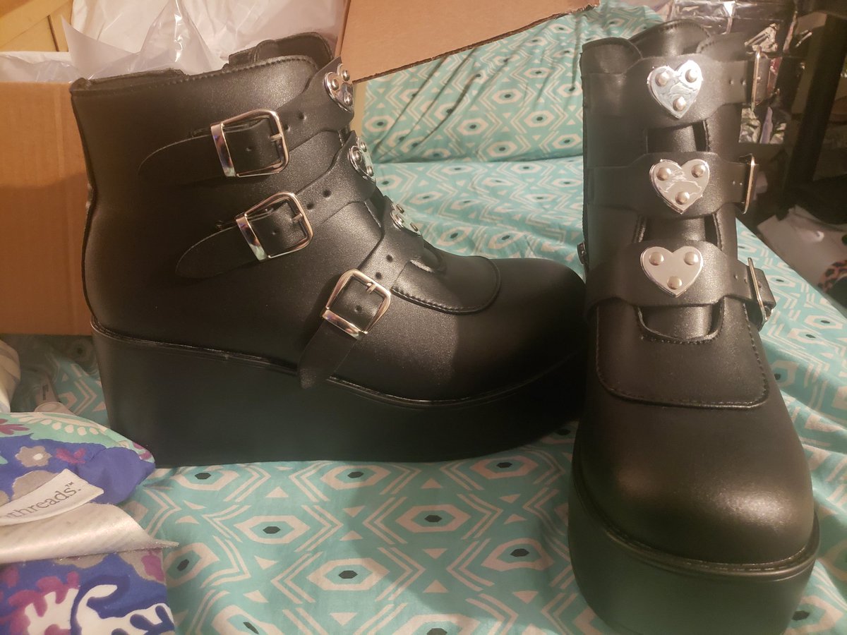 bre_bre_hxc's tweet photo. My new shoes were delivered tonight 😍😍 https://t.co/q2S9JE2OGK
