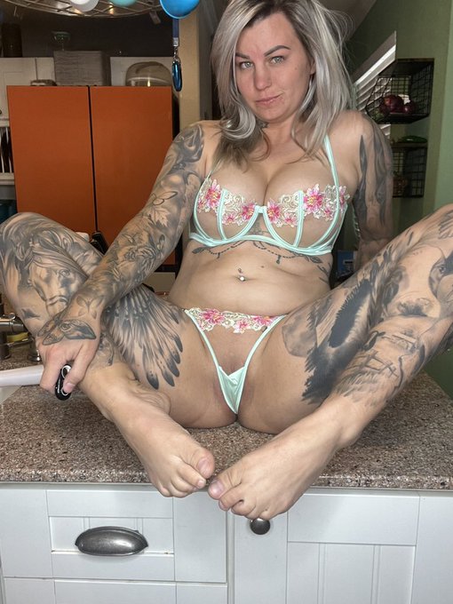 Going live at 630 on my vip page https://t.co/5KfZtyk9aH   Come hang out and let&rsquo;s make a show happen