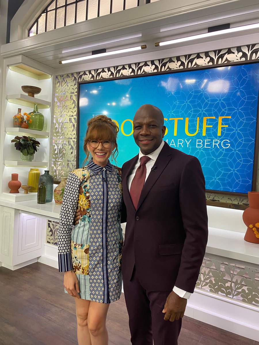 donovanbailey's tweet photo. Exciting second day in the studio for the #UNDISPUTED: A Champions Life media tour. Great sharing part of my story with you @mary_berg3 , can’t wait to get my copy of Chocolate All Day @chefstevehodge!
#UNDISPUTED
#RunningThingsPodcast https://t.co/XfU8UiFd2f