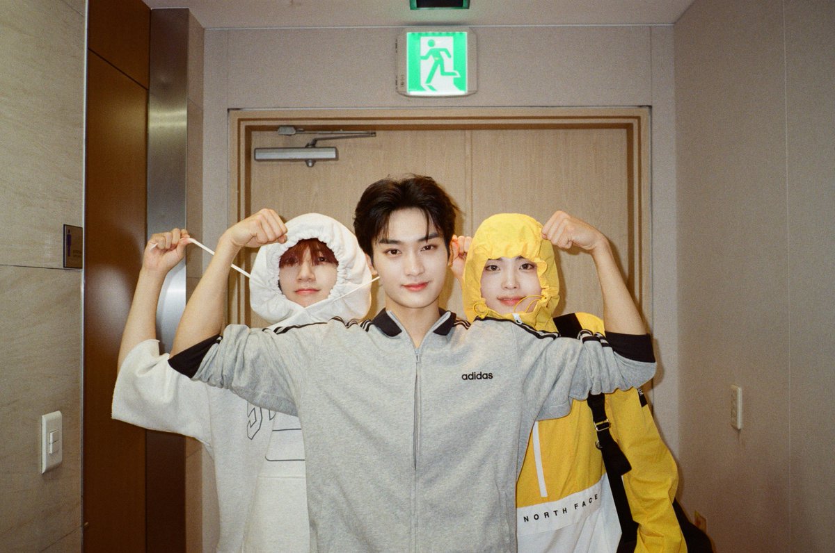 [📷 | 24.10] Wonjin, Hyeongjun e Taeyoung na conta oficial (<a href="/CRAVITYstarship/">CRAVITY OFFICIAL</a>)

"O momento que nossos olhos se encontraram☀"

#CRAVITY #크래비티
<a href="/CRAVITY_twt/">CRAVITY</a>