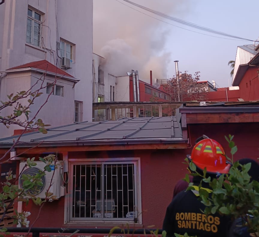 cbsantiago's tweet photo. 🔴 AHORA: el CBS está respondiendo con 18 carros ante 3ª Alarma de #Incendio, en Hospital Luis Calvo Mackenna, #Providencia.
@HCalvoMackenna
#EmergenciasCBS 
##BomberosSantiago https://t.co/8yHEL8tuFV