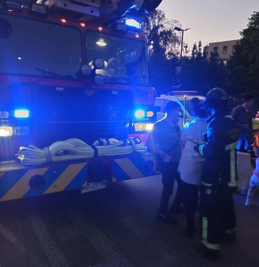 cbsantiago's tweet photo. 🔴 AHORA: el CBS está respondiendo con 18 carros ante 3ª Alarma de #Incendio, en Hospital Luis Calvo Mackenna, #Providencia.
@HCalvoMackenna
#EmergenciasCBS 
##BomberosSantiago https://t.co/8yHEL8tuFV