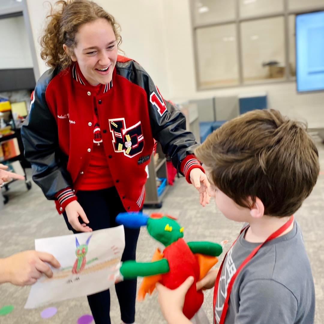 LeePrimary's tweet photo. Our 2nd graders teamed up with the high school for the most precious project ever! 2nd graders read the book “I Need My Monster” and after, each designed their own monster. The advanced art class made them come to life! @LeeCountySchool  #goodnewsLee https://t.co/klqMauM6z8