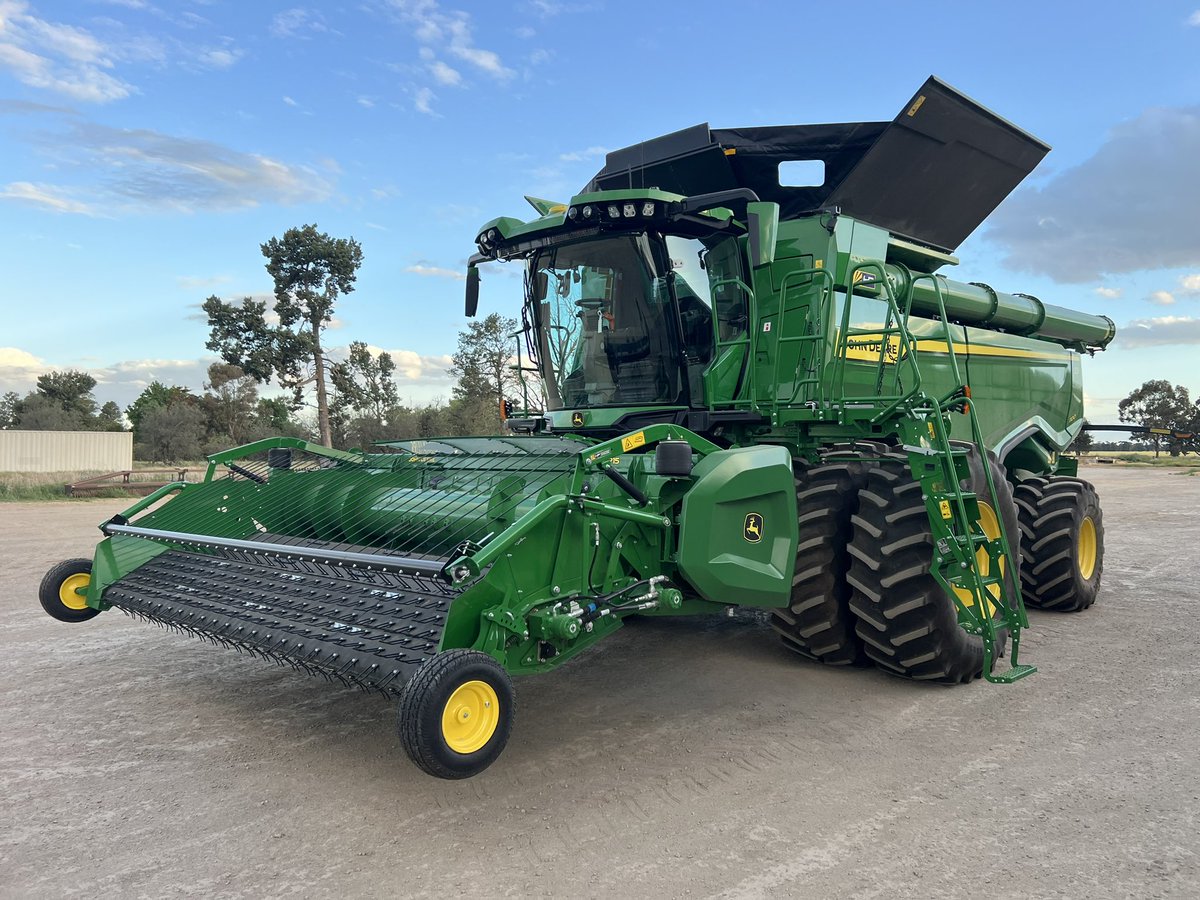 AndrewNixon22's tweet photo. We were so impressed with the X9 demo last year we actually ordered one about 8 months beforehand 🤣🤣
I haven’t been so excited for harvest since my first one lol. We running it with the HD50R front too. https://t.co/AADuThKe8A