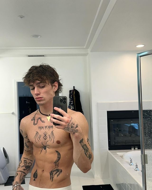 ㅤㅤａｄｒｉｅｎ   ａｇｒｅｓｔｅ                   
         ｃｈａｔ   ｎｏｉｒ     

superhero by day. slut by night. switch. verse. 20. bi. dtf. part-time barista. college student. limitless. literate and descriptive.

                 ↺ and ♡︎ to be moots