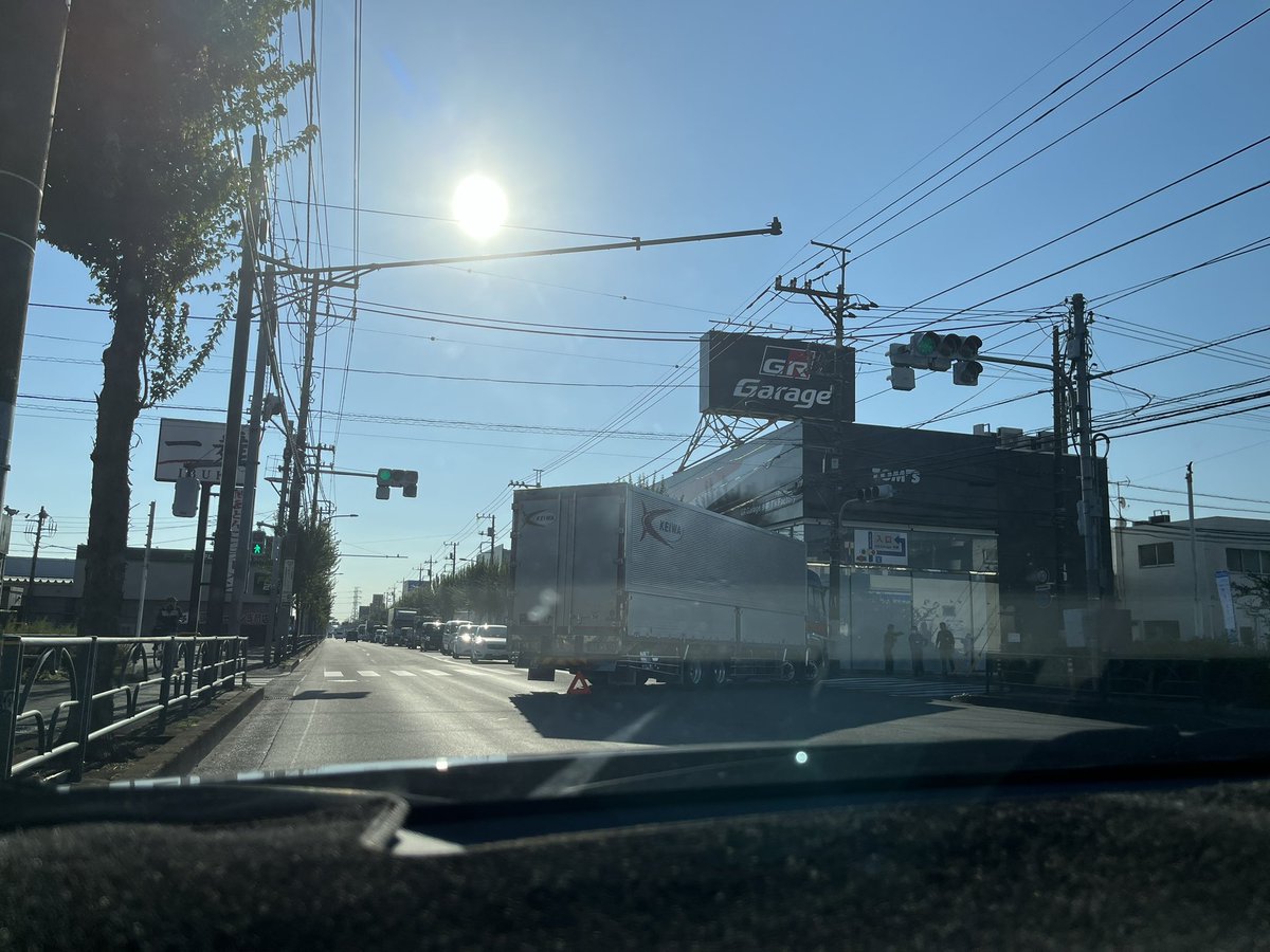 新青梅街道で奥多摩方面トラックの立ち往生で1車線しか空いてないため渋滞発生中！！！🚚

迂回おすすめします！！

#渋滞 
#新青梅街道
