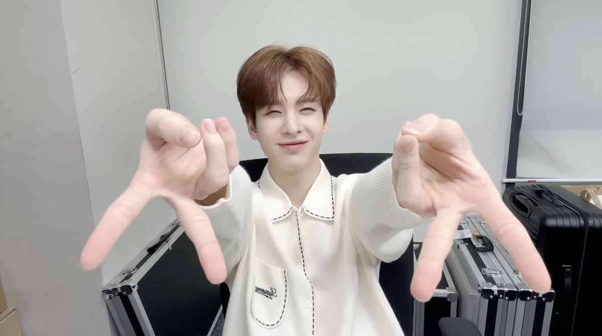 [🔴 | 24.10] Allen fez uma live no Youtube oficial do CRAVITY. O replay está disponível

"Runtime 40 🐧" 
🔗youtube.com/live/7gSXKsEOT…

#CRAVITY #크래비티 
#앨런 #ALLEN 
<a href="/CRAVITYstarship/">CRAVITY OFFICIAL</a>