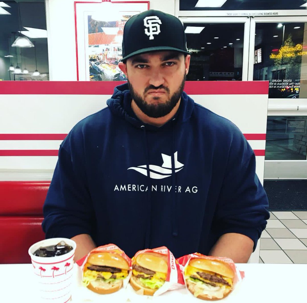 Having myself a delicious burger 🍔 with my usual face 🤣