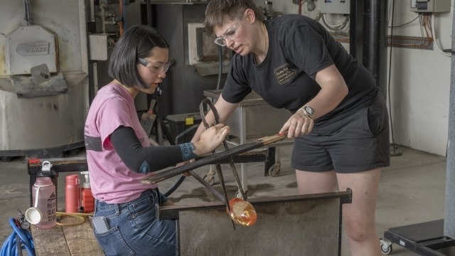 ANU Glass workshops now accepting applications! This workshop is intended for artists with no prior experience in glass to add glass to their practice. Image: Participants in the 2022 Jacks & Punties program. Photo: Brenton McGeachie More info: loom.ly/UwU91eI