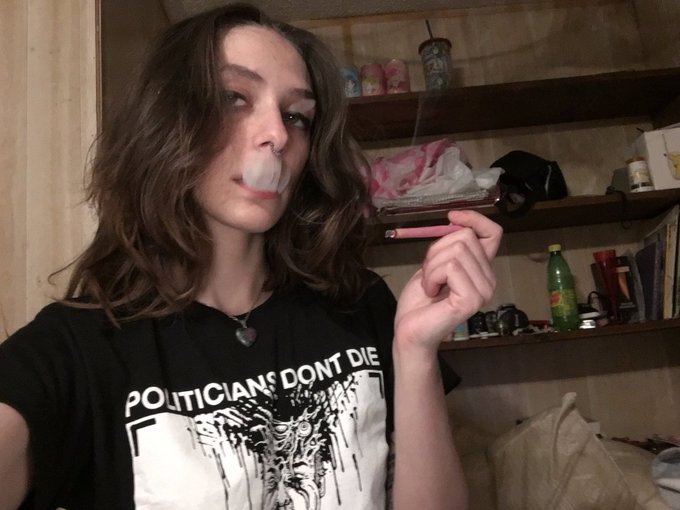 my blunt pink just like my pussy 💗✨ https://t.co/6yyvxPfWNN