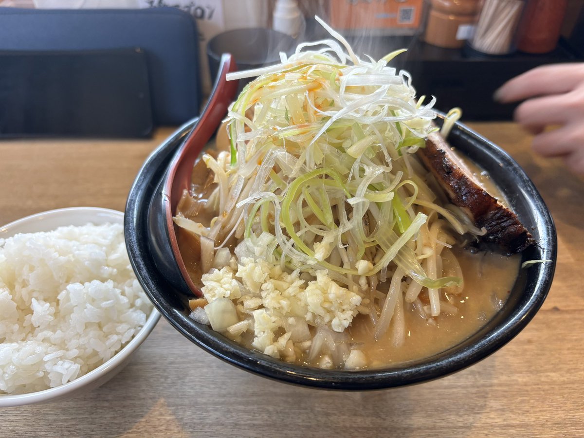 豊島区池袋
味噌ラーメン🍜

#豊島区#池袋#味噌ラーメン#ネギ味噌チャーシュー#白飯#ラーメン好きな人と繋がりたい