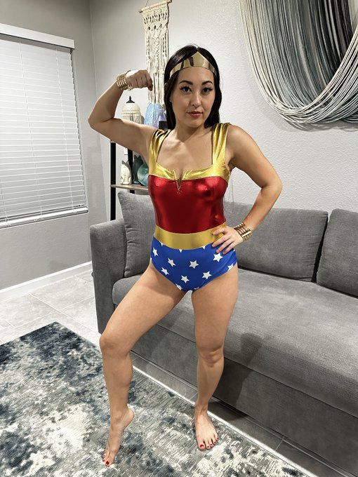 Just got a new costume!! Who is gonna order the first custom in it? https://t.co/YNPTmnS7fm