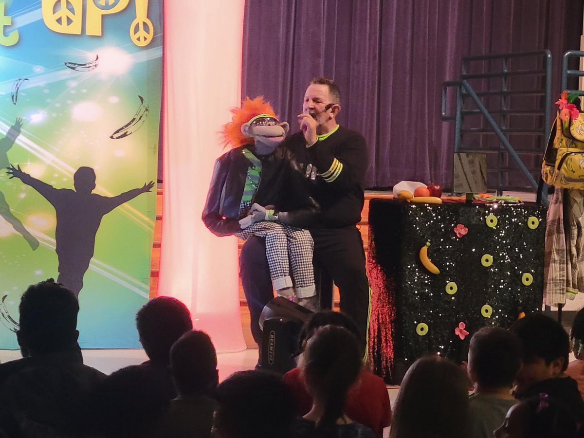 Dooley2nd's tweet photo. Thank you DooleyPTA! We had Dennis Lee and NaNa Pudding here at Dooley. We had a blast! 
#DooleyGameOn https://t.co/bHSQunwxef