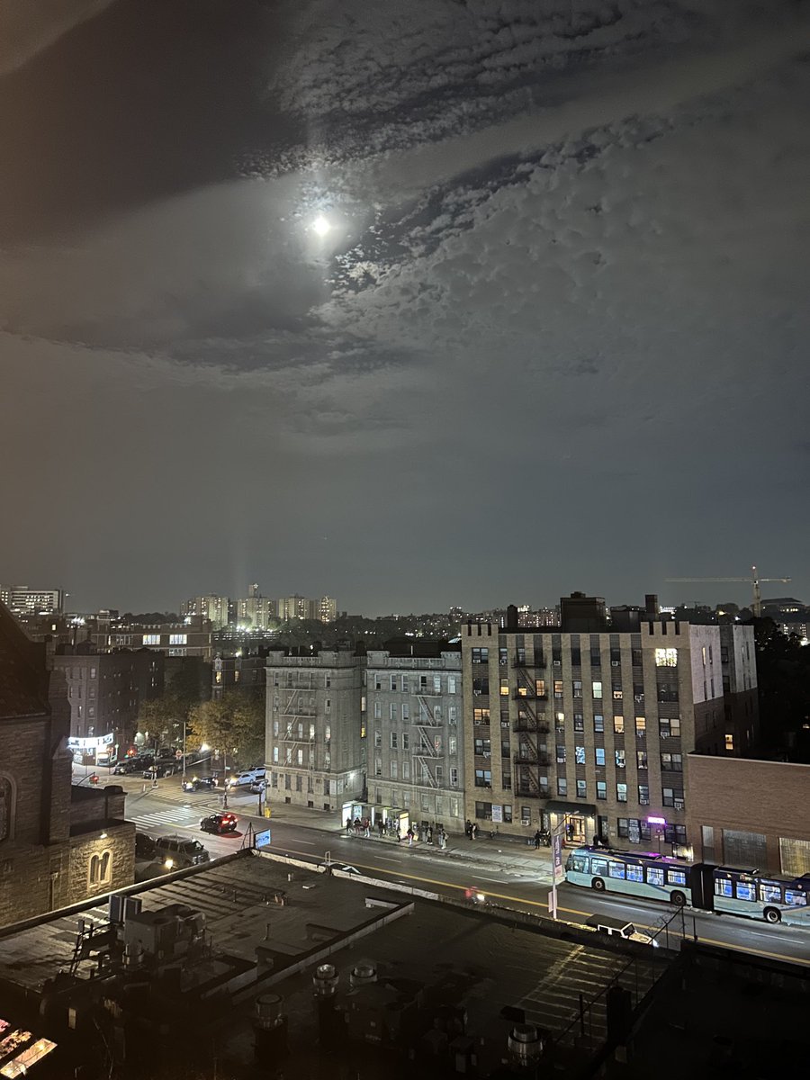 Moon over Broadway.
#Inwood #NYC #WaHI #NorthernManhattan #UpstateManhattan