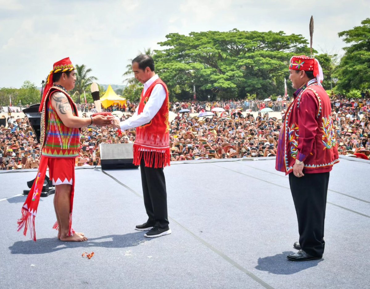 Ribuan warga yang mengenakan pakaian adat Dayak hari ini menghadiri Festival Dangai Ehau di Alun-alun ITHO, Kabupaten Kutai Barat, Kalimantan Timur, hari ini. 

Terima kasih untuk sambutan yang hangat dan begitu meriah masyarakat Kutai Barat.