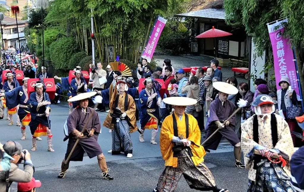 Hoy, 3 de noviembre, se celebra en Japón el Día de la Cultura (Bunka no Hi), para promover las artes, la cultura y el esfuerzo académico. Como parte de las celebraciones hay desfiles, exhibiciones artísticas y hasta premios a artistas distinguidos: japonismo.com/blog/dia-cultu…