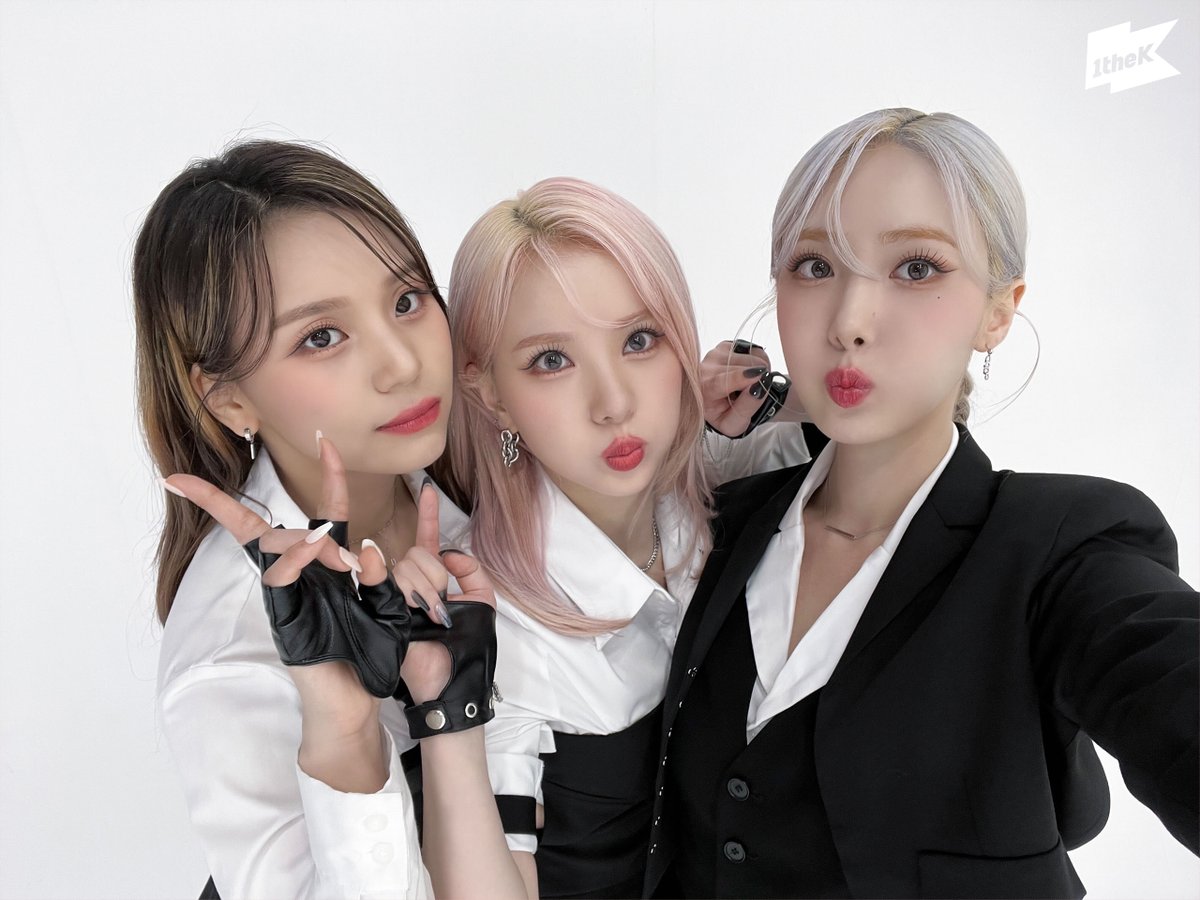 멋있고 시크한데 예쁘고 귀엽기까지 한 아이돌이 있다? 
네네 있어요 여기 #비비지 가 있어요🦋 
이 언니들.. 수트 셀카까지 이렇게 아름다우면!!! 진짜 사랑합니다 ..💖
#VIVIZ #MANIAC #매니악 #수트댄스 <a href="/VIVIZ_official/">VIVIZ</a>

#SuitDance 👉 youtu.be/nFHG0TeBIIs