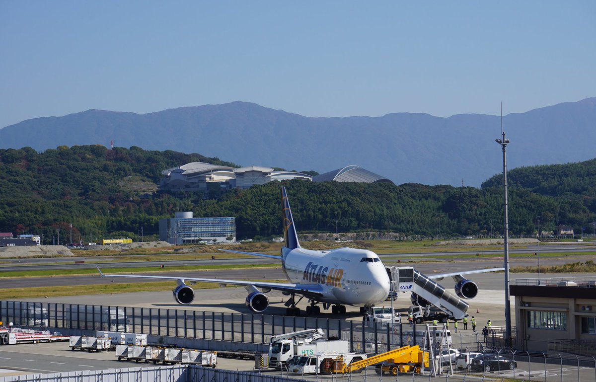 TKuwacchi's tweet photo. ジャンボがいる風景。
一昔前の福岡はこれが日常だったのですが…。
今日も今日とてほんと貴重な時間になりました。
#N481MC
#Atlasair
#福岡空港
#Boeing747_400 https://t.co/zBED9WH37T