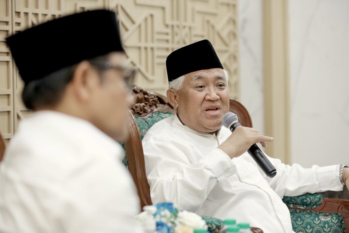 cakimiNOW's tweet photo. Terimakasih sudah berkunjung ke markas kami Prof Din Syamsudin dan para tokoh organisasi Islam. Ini tentu sebuah kehormatan buat saya dan seluruh pengurus DPP PKB.

Banyak hal yang kami bahas di pertemuan ini. Pada intinya saya menaruh harapan besar kepada tokoh-tokoh islam pimpinan ormas islam ini untuk membantu kemenangan AMIN, karena gairah untuk membantu sangat kuat, saya berharap pimpinannya juga bergairah. AMIN..

Salam Perubahan!

#AminAjaDulu 
#JumatBerkah
