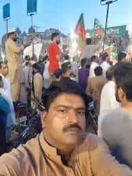 KaliwalYam's tweet photo. ایک سال پہلے جب خان صاحب پر قاتلانہ حملہ ہوا تو سب سے پہلی گولی معظم کو لگی تھی جس میں وہ شہید ہوگیا، معظم کے ساتھ چھوٹے چھوٹے بچے بھی تھے، جو تصویر میں ب��پ کی لاش کے ساتھ کھڑے ہیں۔

آج کے دن ��س عظیم انسان کو مت بھولیں اور اپنی دعاوں میں ضرور یاد رکھیں 💔 https://t.co/MZF2itP8Um