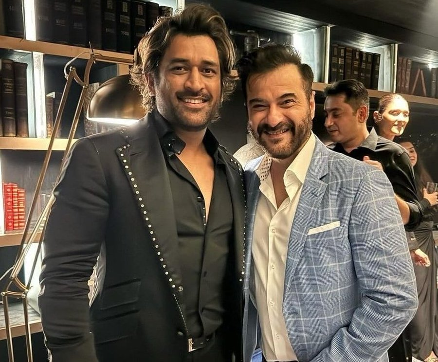 Cricketwala22's tweet photo. MS Dhoni at Shahrukh Khan's birthday party.
#NEDvsAFG #afiridi #T20worldcup #urfi https://t.co/D8HnXAB1NA