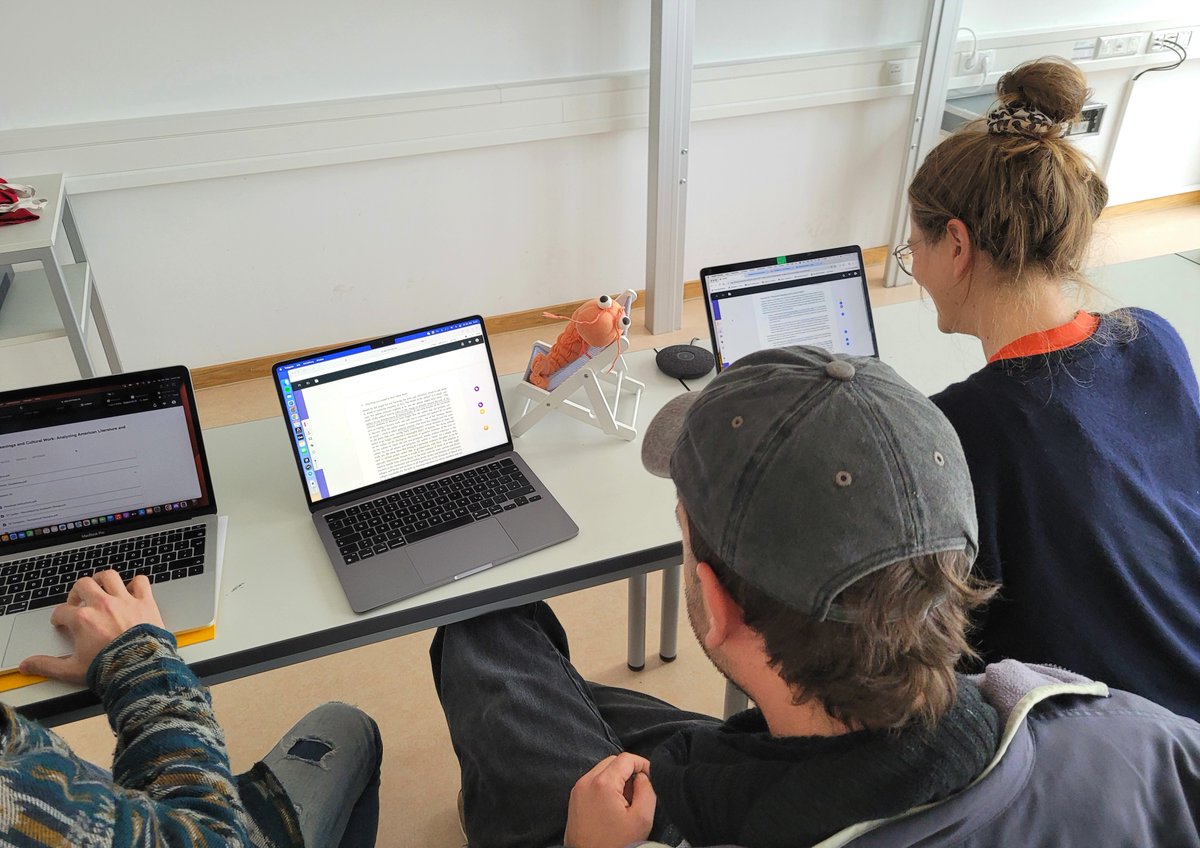 UniLeipzig's tweet image. Gemeinsam Texte analysieren und kommentieren – das ermöglicht der digitale Seminarreader #SHRIMP_PODS,  der an der #UniLeipzig entwickelt wurde. Germanistin @JuliaFuchsUL  und Anglistin Frauke Hofmeister @philologische über ihre Erfahrungen: magazin.uni-leipzig.de/das-leipziger-… #Twittercampus