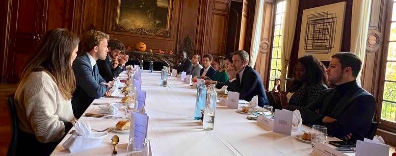 TristanBrehier's tweet photo. Hier, nous étions quelques jeunes élus invités par @olivierveran pour échanger sur le statut de l'élu local et les enjeux de renouveau démocratique.
Un honneur d'avoir pu partager ma vision et écouter les propositions des collègues.
Merci @enzo_baudard pour l'initiative ! https://t.co/p1IKhmyaOf