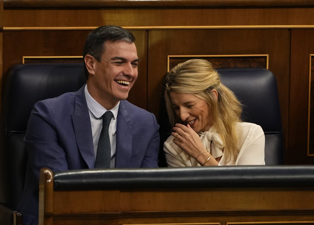 Encuestando's tweet photo. 📊 ¿Qué gobierno haría, en tu opinión, un mejor trabajo para beneficiar a los ciudadanos?

🔄 PP + VOX
❤️ PSOE + SUMAR https://t.co/ZvUoEkARm6