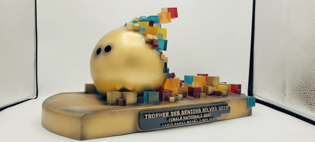 Hello la Team !

Maintenant que la demie finale <a href="/SilverGeekFr/">Silver Geek</a> est lancée, nous pouvons dévoiler les photos du trophée que nous avons réalisé pour eux !

Merci à <a href="/SilverGeekFr/">Silver Geek</a> pour leur confiance dans ce projet 🙏