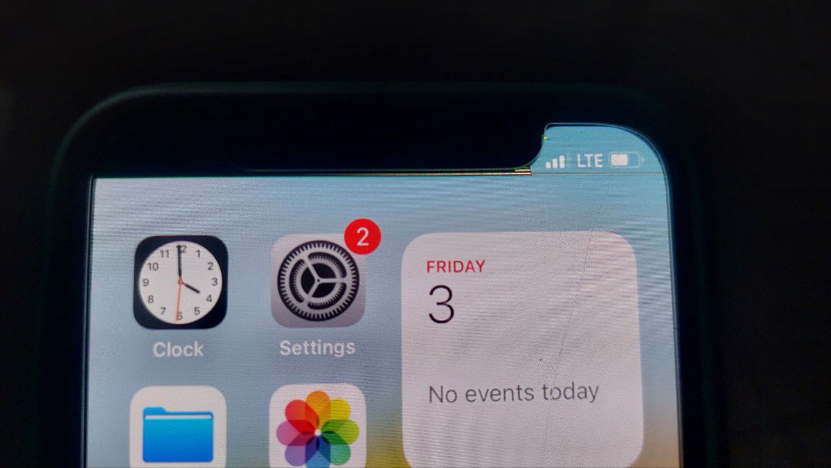 riotanitnot's tweet photo. Padahal ga tinggi2 amat, jatuh dikit aja LCD langsung ilang separuh. Sementara si android udah kebanting berkali-kali, yg retak cuma anti goresnya. Inilah makanya ga bisa kalo cuma pake iphone. Trust issue banget sama fisiknya. Takut tiba2 metong pas lagi ga ada duit. https://t.co/e5tUIFZEjy