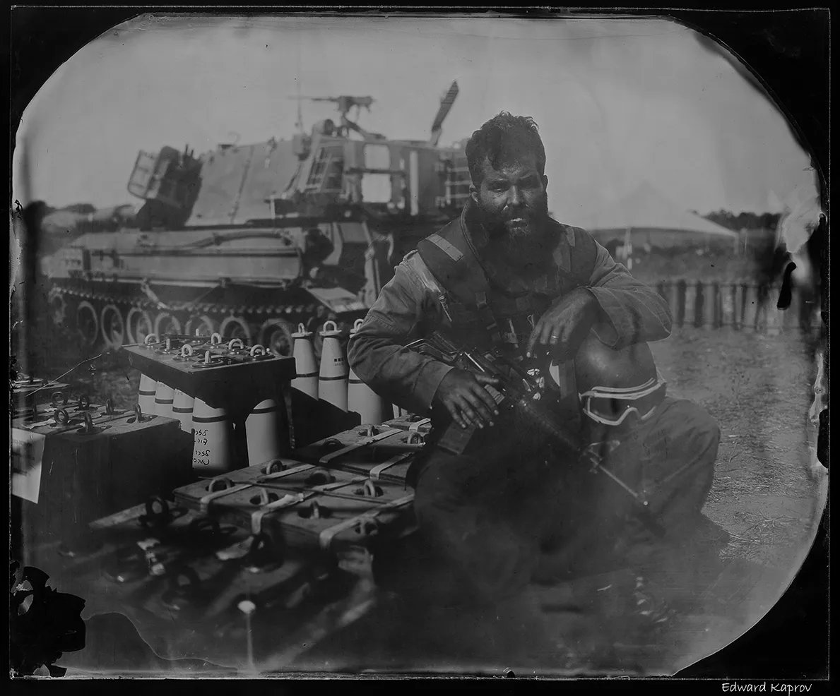 IDF spokesman, the admiral, broadcasting in a cold and determined voice without signs of emotion..But God almighty..our army is mostly civilians who came to defend their home!!!  And today it is literal..

instagram.com/p/CzLCe0Poobt/…