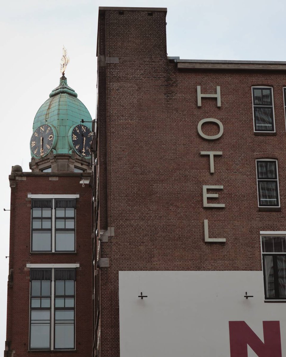 De sfeer proef je al vanaf buiten: nostalgische elegantie met een randje, oftewel Hotel New York.

#visitrotterdam #maas #skyline #reizennederland #rotterdamtravel #historisch #travel #uitzichtpunt #gebouw #rotterdamcity #hotel #gebouwenfotografie #hotelnewyork #architectuur #010