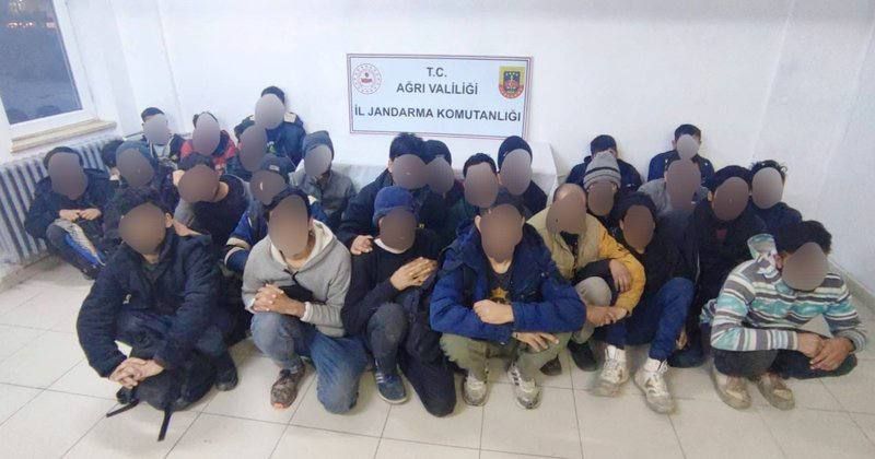 🔴 Ağrı Doğubayazıt'ta 25 Afgan ve 2 Bangladeş uyruklu 27 Kaçak Yakalandı.

Jandarmanın düzenlediği operasyonda, kaçak yollarla Türkiye’ye giriş yapan 25 Afganistan ve 2 Bangladeş uyruklu 27 kişi bir evde yakalandı.  

Yakalanan kaçaklar İl Göç İdaresi'ne teslim edildi.