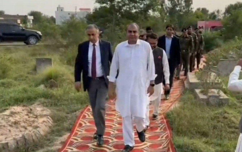 AbdullahSays99_'s tweet photo. Red carpet in a graveyard for caretaker CM Punjab Mohsin Naqvi. What kind of stupidity is this? https://t.co/4YLk4VuWCC
