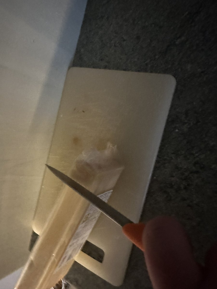 FrankiTheTank1's tweet photo. Ihr schneidet beim Emmentaler doch auf den Plastik gleich mit Rinde in einem Zug, right?!!

Hab schon wieder eine Diskussion hier! https://t.co/mMeKKBOn73