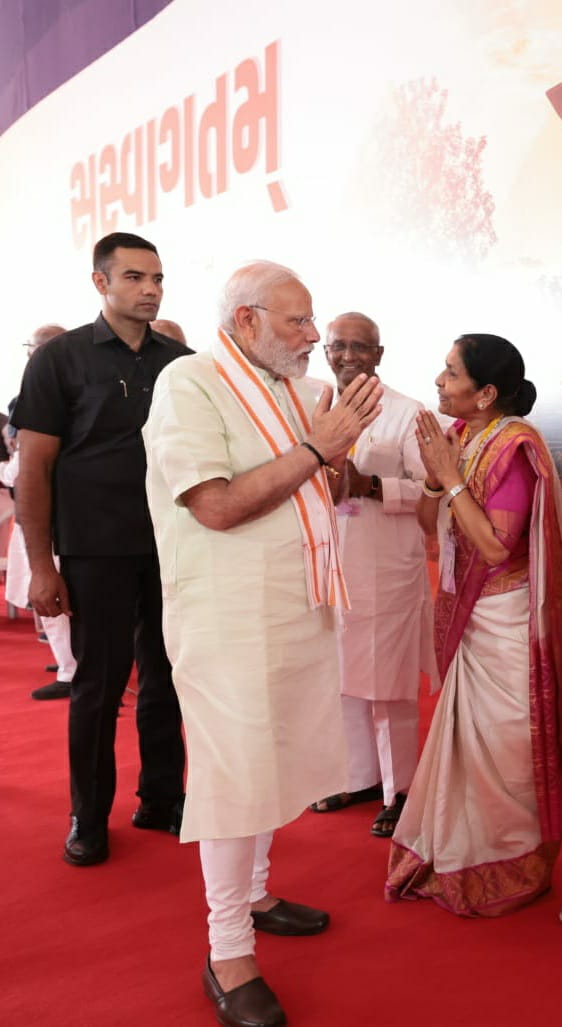 ખેરાલુ તાલુકાના ડભોડા ગામમાં વૈશ્વિક નેતા આપણા સૌના @Narendramodji એ અદ્ભુત, અલૌકિક સભા કરી તેના સાક્ષી બનવાનું સૌભાગ્ય પ્રાપ્ત થયું અને સાથે સાથે મોદી સાહેબ ને નજીકથી મળવાનું આને વાતો કરવાનું સૌભાગ્ય પણ પ્રાપ્ત થયું.