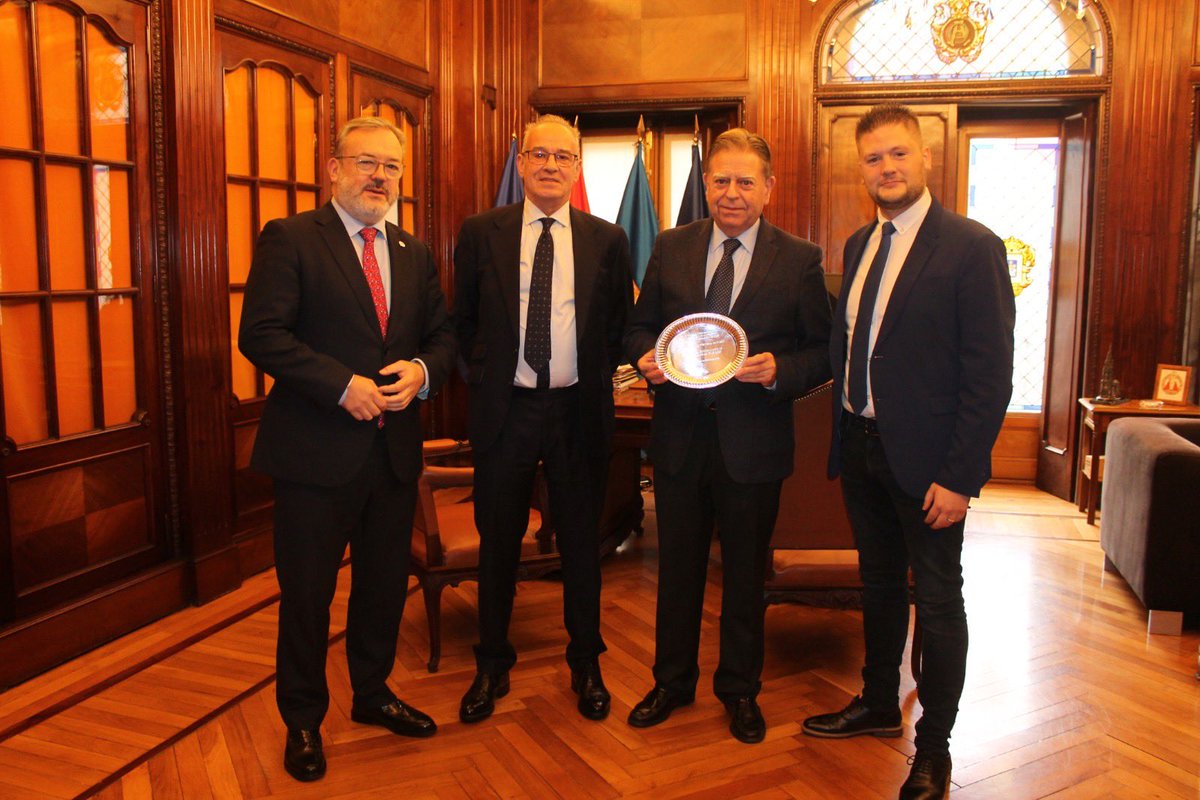 AddeFutbol's tweet image. FIDS World Summit 2023 | Acto de entrega oficial de la placa que acredita como SEDE OFICIAL de la #FWS2023 al @aytoviedo, que será el escenario de la I Cumbre Mundial de Directores Deportivos, los próximos días 26, 27 y 28 de noviembre.

@FIDS_OFFICIAL
@BaltaJoyero 
🎖️🌍⚽️🏛️