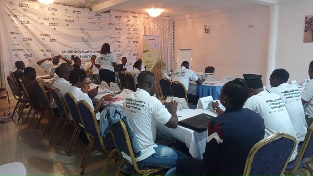 Day two  #PeaceWaivers The president of <a href="/civic_watch/">Civic Watch</a> <a href="/NgalaDesmond/">Ngala Desmond</a> is discussing on "Hatespeech, Social Media and Violent extremism" with the participants. <a href="/GermanyDiplo/">GermanForeignOffice</a>
<a href="/intertwilight/">r0g_open culture</a> <a href="/DefyhatenowWCA/">#defyhatenow West & Central Africa</a> #Youth4Peace #ThinkB4UClick #Act4Peace 
#HateFreeCameroon
📸 <a href="/AyehFongoh/">Fongoh P Ayeh</a>