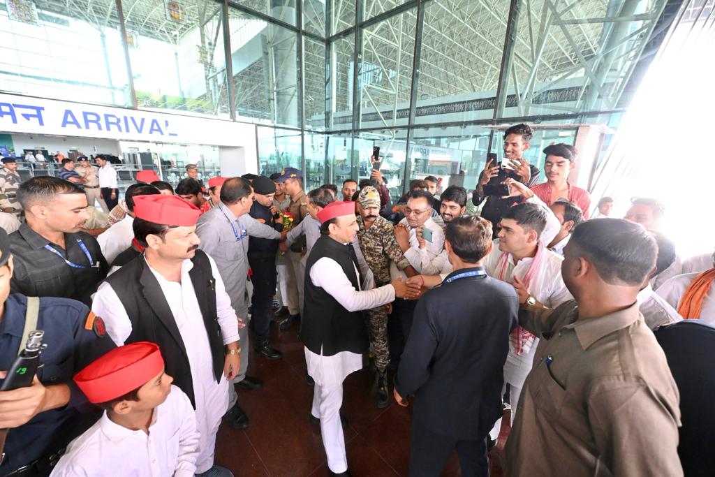 AsisaYaduvansa's tweet image. मध्य प्रदेश के सपा प्रत्याशियों के समर्थन हेतु विभिन्न सीटों पर जनसभाओं को संबोधित करने के लिए मध्य प्रदेश पहुंचे जहां सपा कार्यकर्ताओं और नेताओं ने गर्मजोशी से स्वागत किया गया।

#ISupportAkhilesh #AkhileshYadav
@yadavakhilesh @samajwadiparty @aashishsy @dimpleyadav