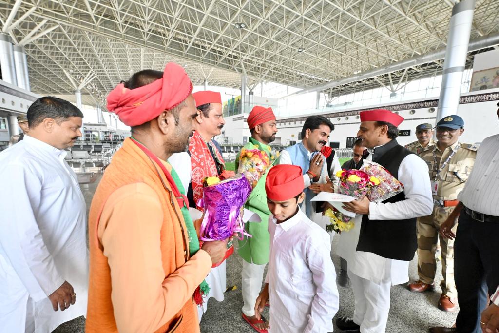 AsisaYaduvansa's tweet image. मध्य प्रदेश के सपा प्रत्याशियों के समर्थन हेतु विभिन्न सीटों पर जनसभाओं को संबोधित करने के लिए मध्य प्रदेश पहुंचे जहां सपा कार्यकर्ताओं और नेताओं ने गर्मजोशी से स्वागत किया गया।

#ISupportAkhilesh #AkhileshYadav
@yadavakhilesh @samajwadiparty @aashishsy @dimpleyadav